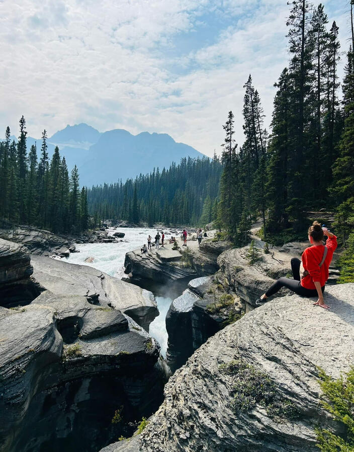 Rocky Mountains Studentka odpočívá u řeky v horách v Kanadě – zážitky během studia v zahraničí
