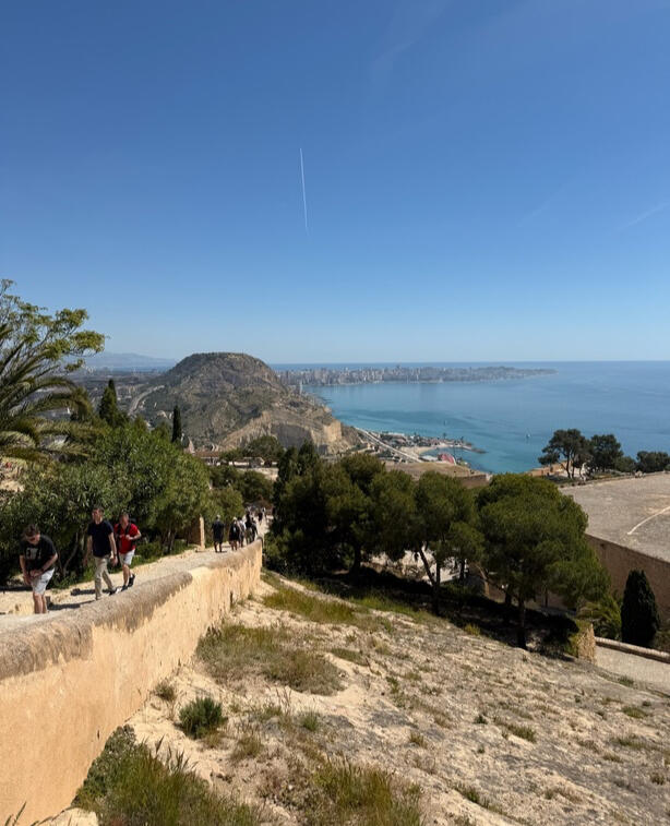 Panoramatický výhled na záliv Alicante a Středozemní moře z hradeb hradu Santa Bárbara. Studenti na výletě jako součást programu česko-španělského výměnného pobytu. Výhled na Alicante a Středozemní moře z hradu Santa Bárbara během výměnného pobytu